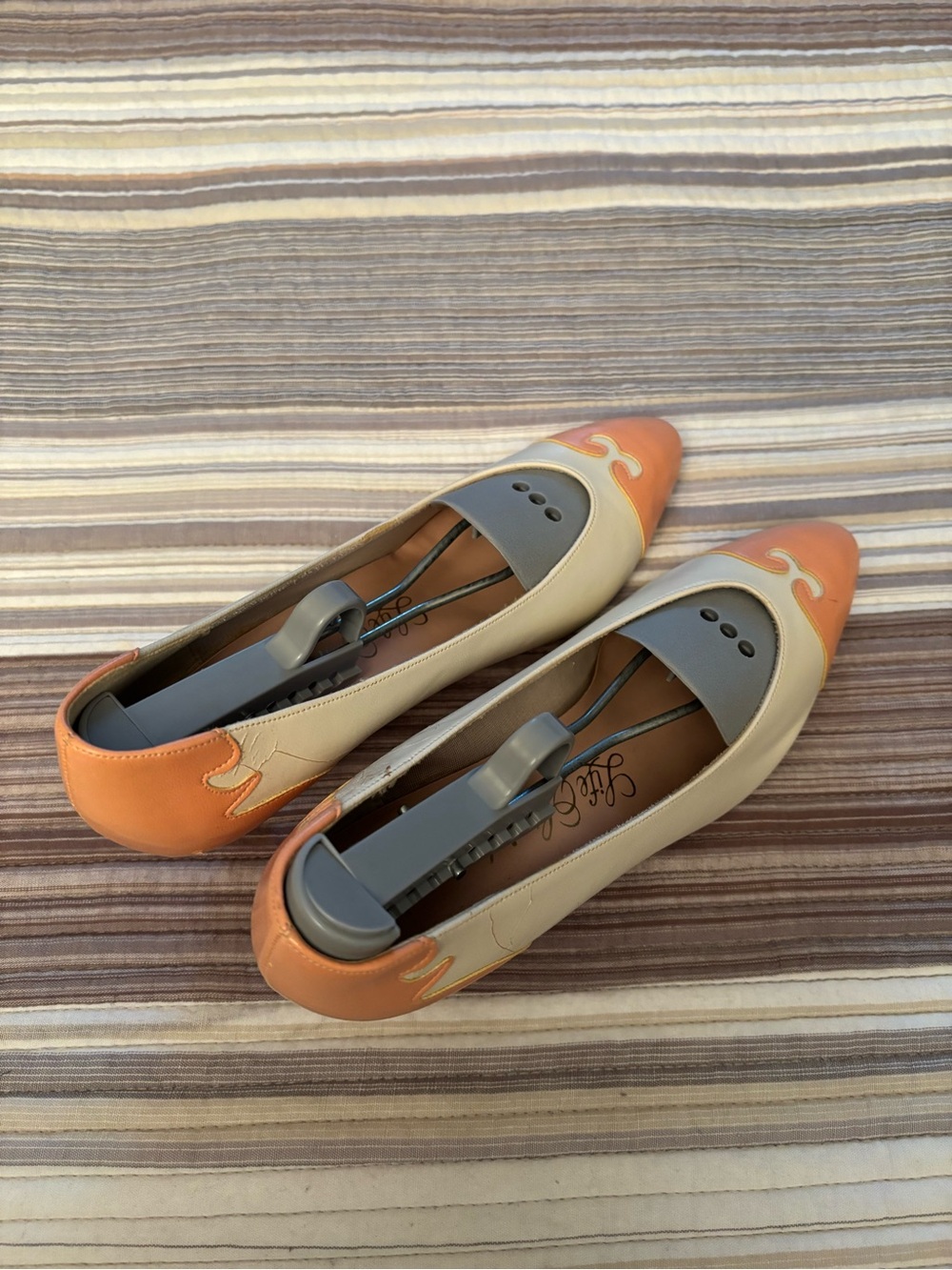 Women’s vintage Two-Tone Orange and Cream Leather pumps size 6.5